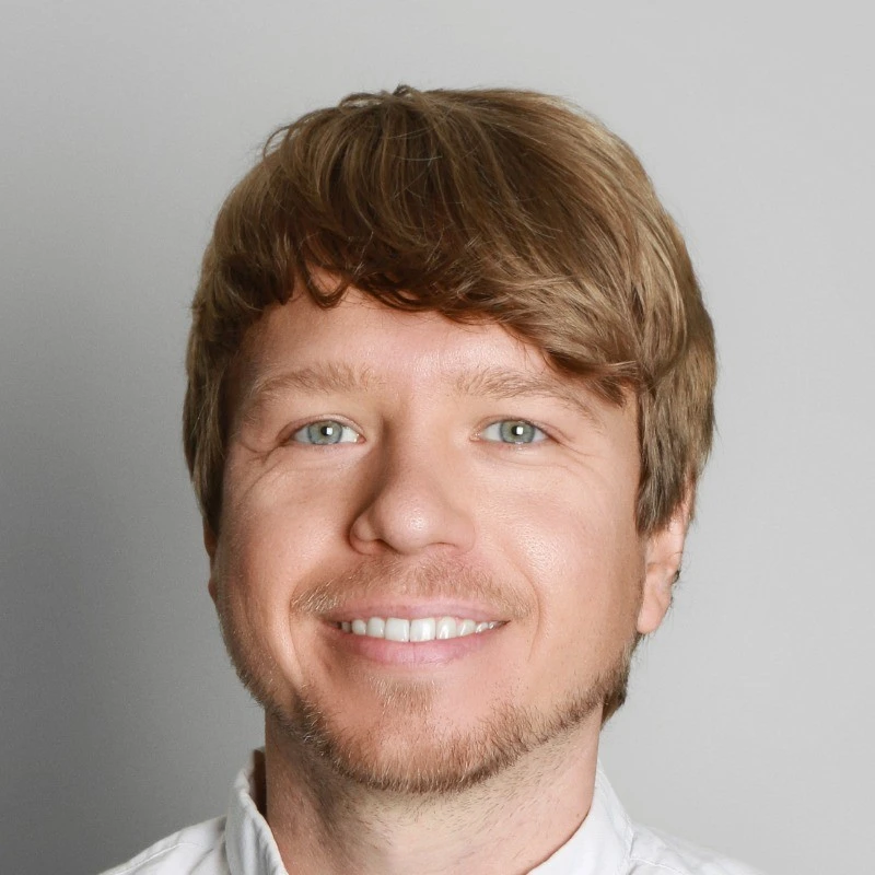 A portrait image of Sebastian Hofer